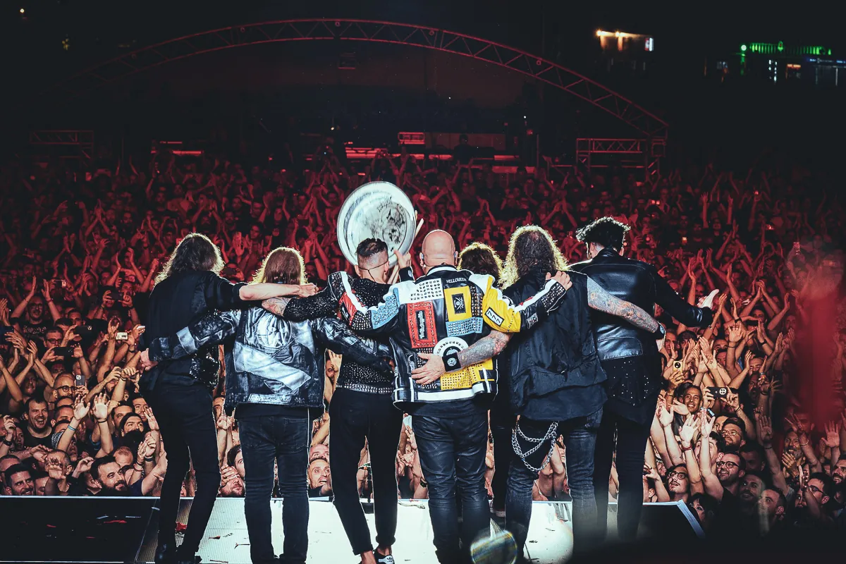 Band Arm in Arm auf der Bühne vor jubelndem Festivalpublikum